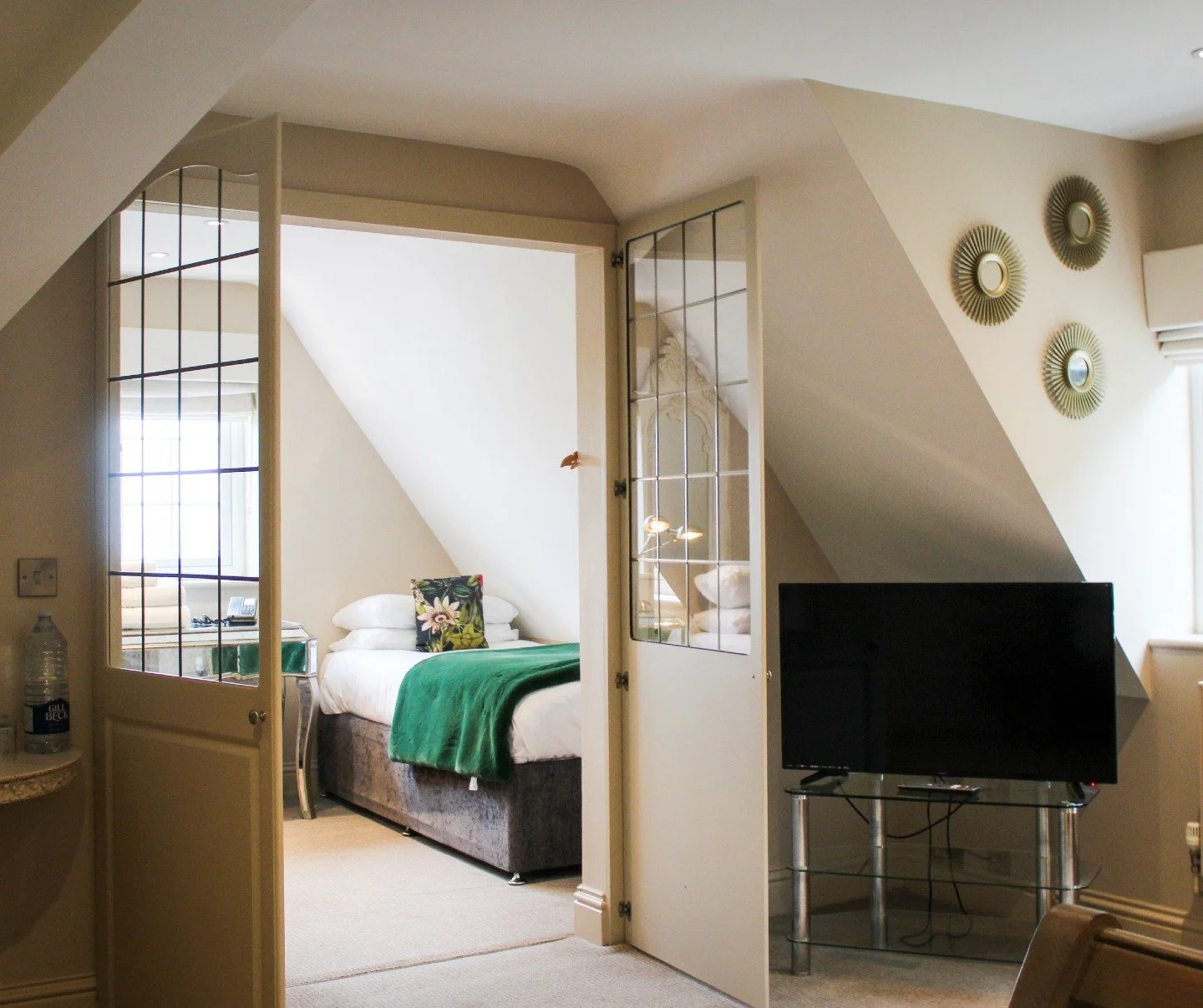 Half term doesn't have to mean soft play. 🌊 
We've got family rooms, estuary views, and a proper coastal town right on the doorstep!

#HalfTerm #Whitstable #VisitKent #KentCoast #EasterHolidays #DayTripFromLondon #WhitstableLife