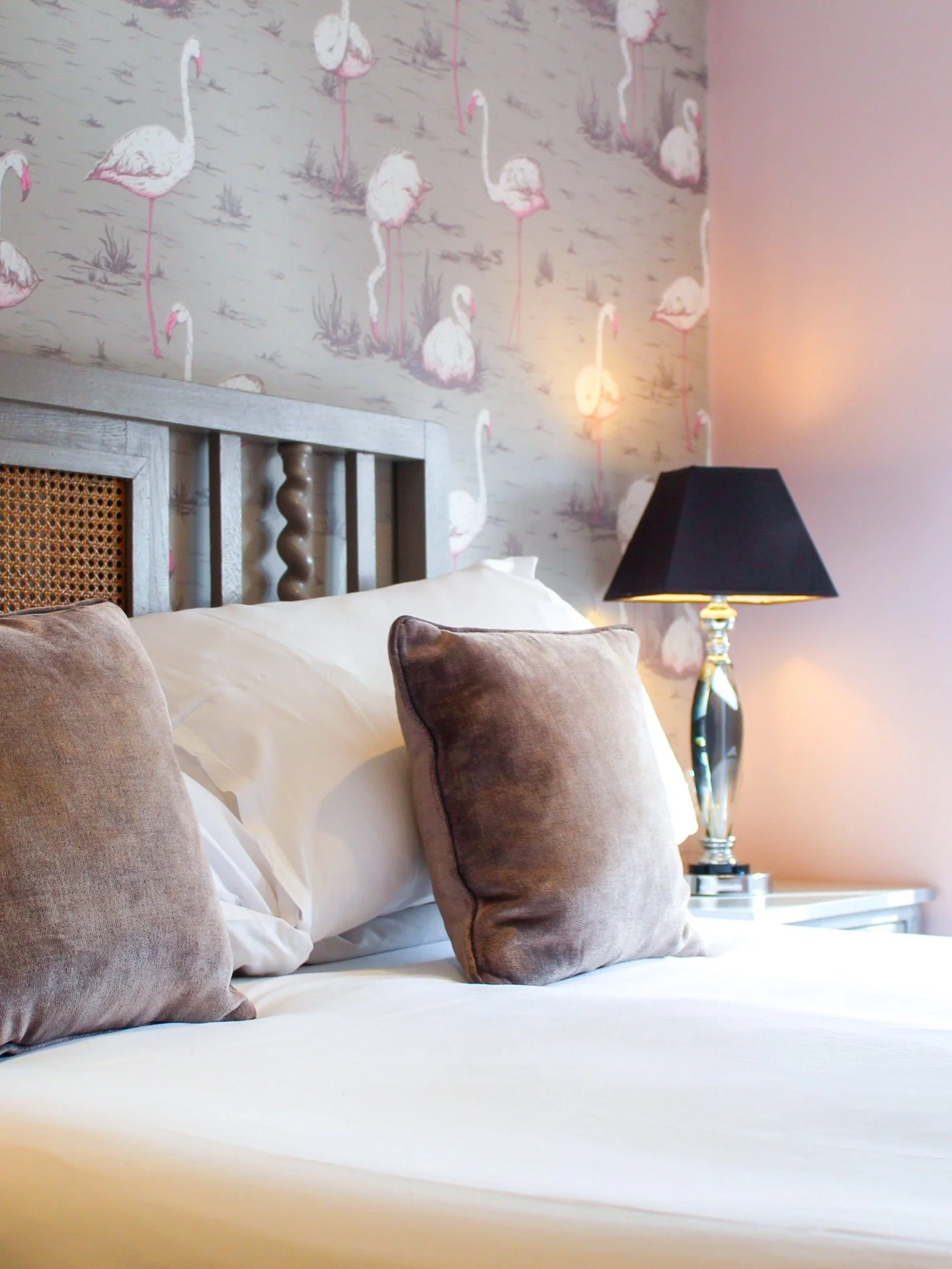 Sea air, good food and a room this pretty waiting for you at the end of it. Not a bad reason to come to Whitstable. 🌸

#CoastalLiving #UKStaycation #KentStaycation #WeekendAway #RomanticGetaway #SeaAir #CoastalEscape #BoutiqueStay #HotelRoom #Garden