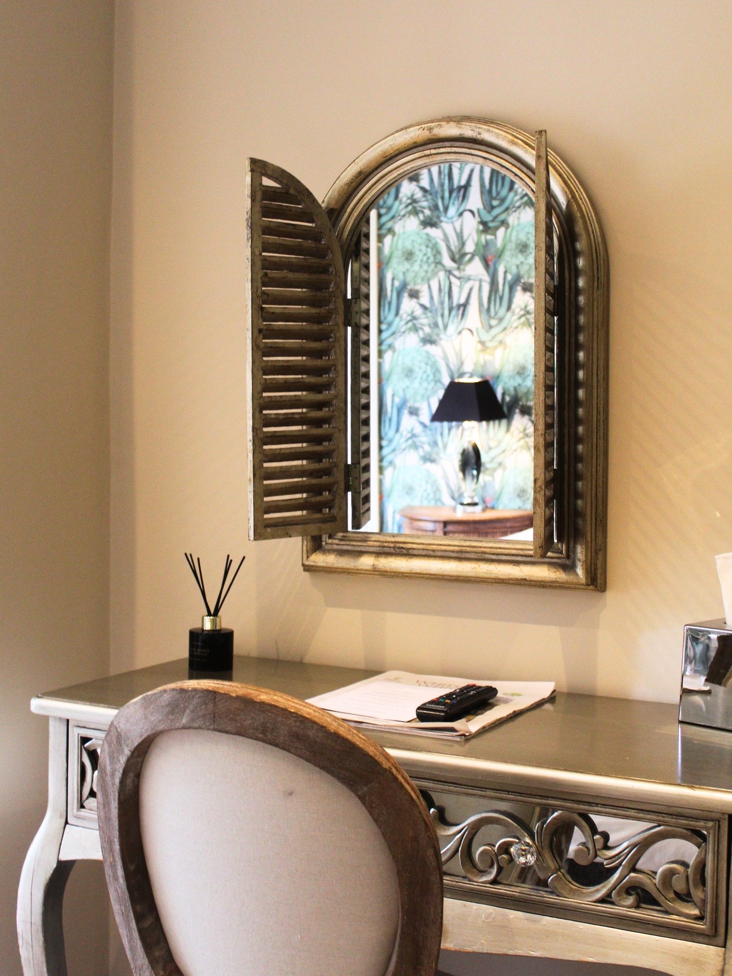 Rooms this good deserve more than one night. 🌿

#BoutiqueHotel #HotelGoals #UKHotel #MiniBreak #WeekendGetaway #BoutiqueStay #HotelInteriors #RoomOfTheDay #TravelUK #VisitKent #CoastalHotel