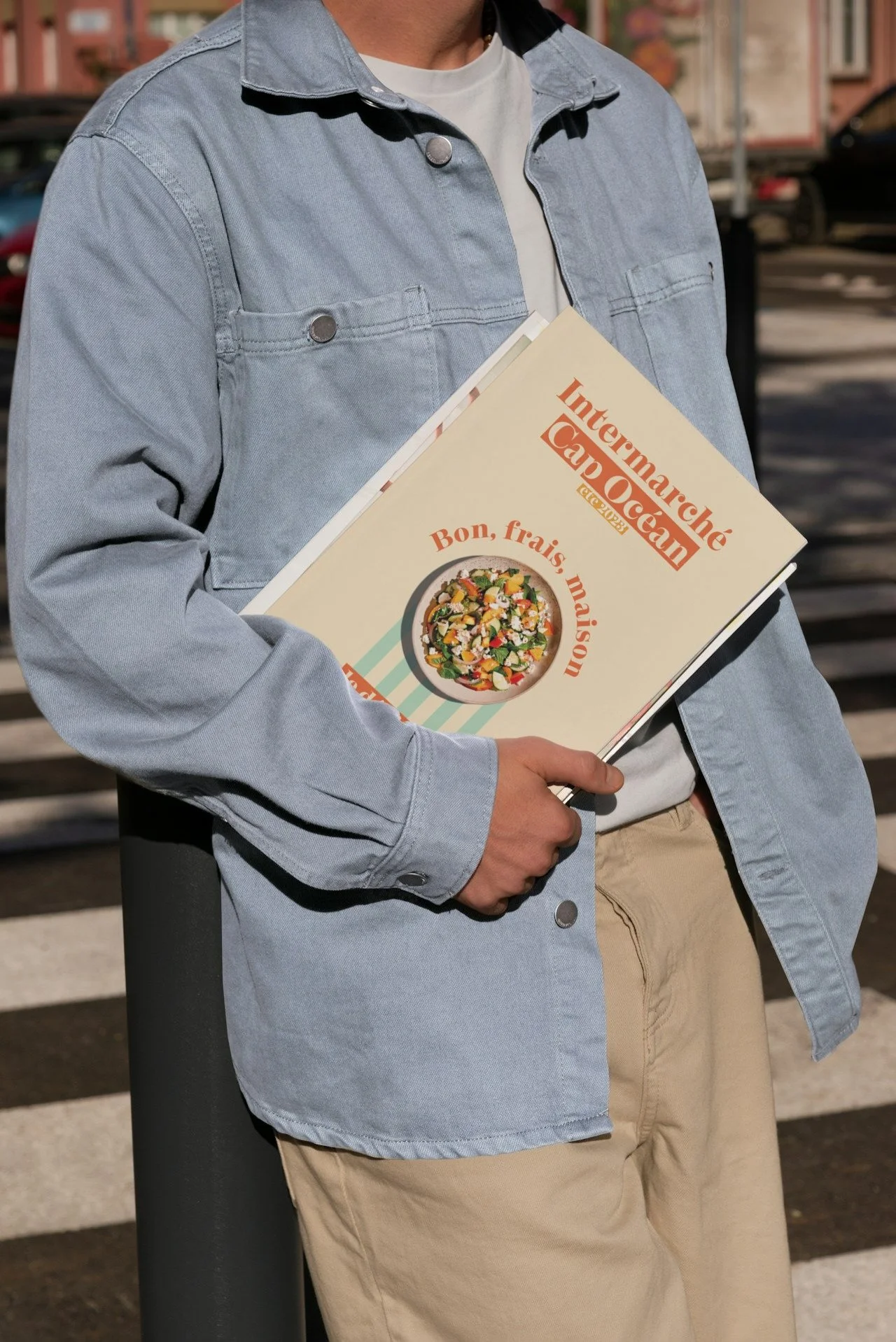homme-tenant-magazine-ete-intermarché