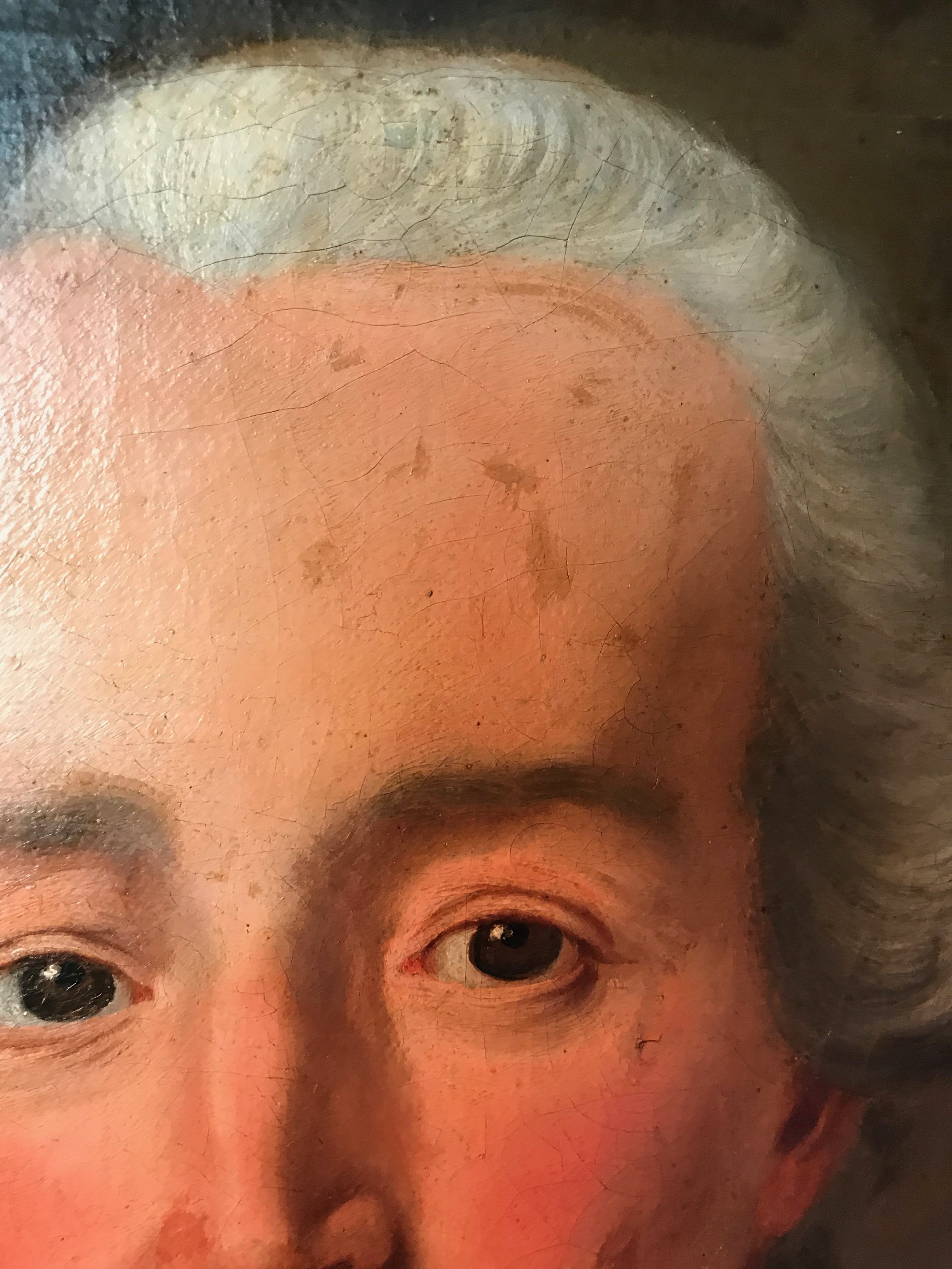 Détails de repeints à l'huile anciens et débordants sur le visage.