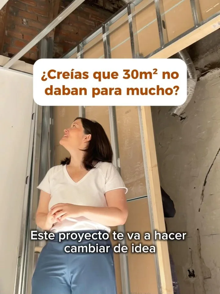 &iquest;30 m&sup2; no dan para mucho?
 Eso es lo que muchos piensan&hellip; hasta que ven lo que se puede lograr con visi&oacute;n y estrategia.

Este piso ten&iacute;a un reto enorme: un ba&ntilde;o gigante en el centro que oscurec&iacute;a, bloquea