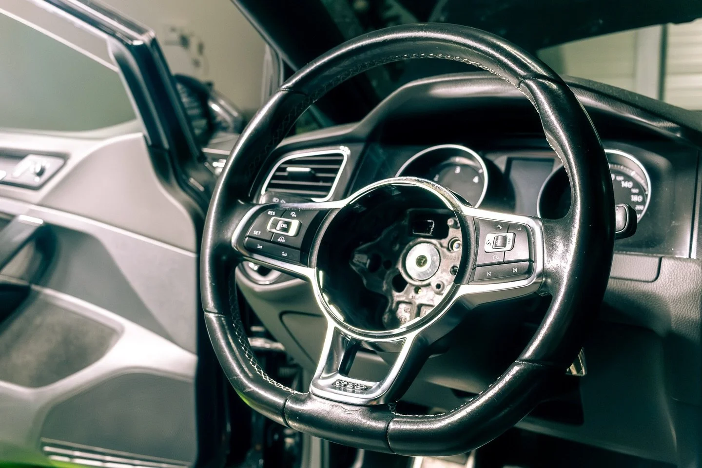 🇭🇷 S ponosom možemo reći da smo u&scaron;li u nove vode sa ovim projektom - po prvi put smo radili ugradnju custom carbon volana. Projekt je odrađen na Volkswagen Golfu 7 GTD iz 2014. godine, a cijeli proces bio je savr&scaron;en spoj preciznosti, 