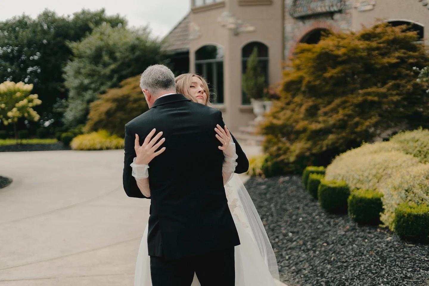 First look with Dad 🥹 @ashlyn.whitesides