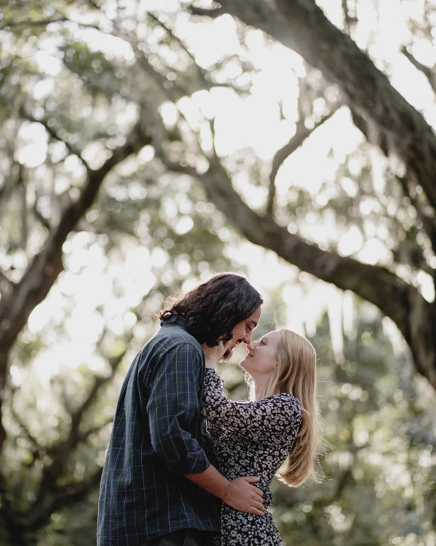 What a BEAUTIFUL engagement session full of hanging moss in Charleston, SC this week! 🤍🤍 #weddingphotographer #charlestonwedding #charlestonweddingphotographer