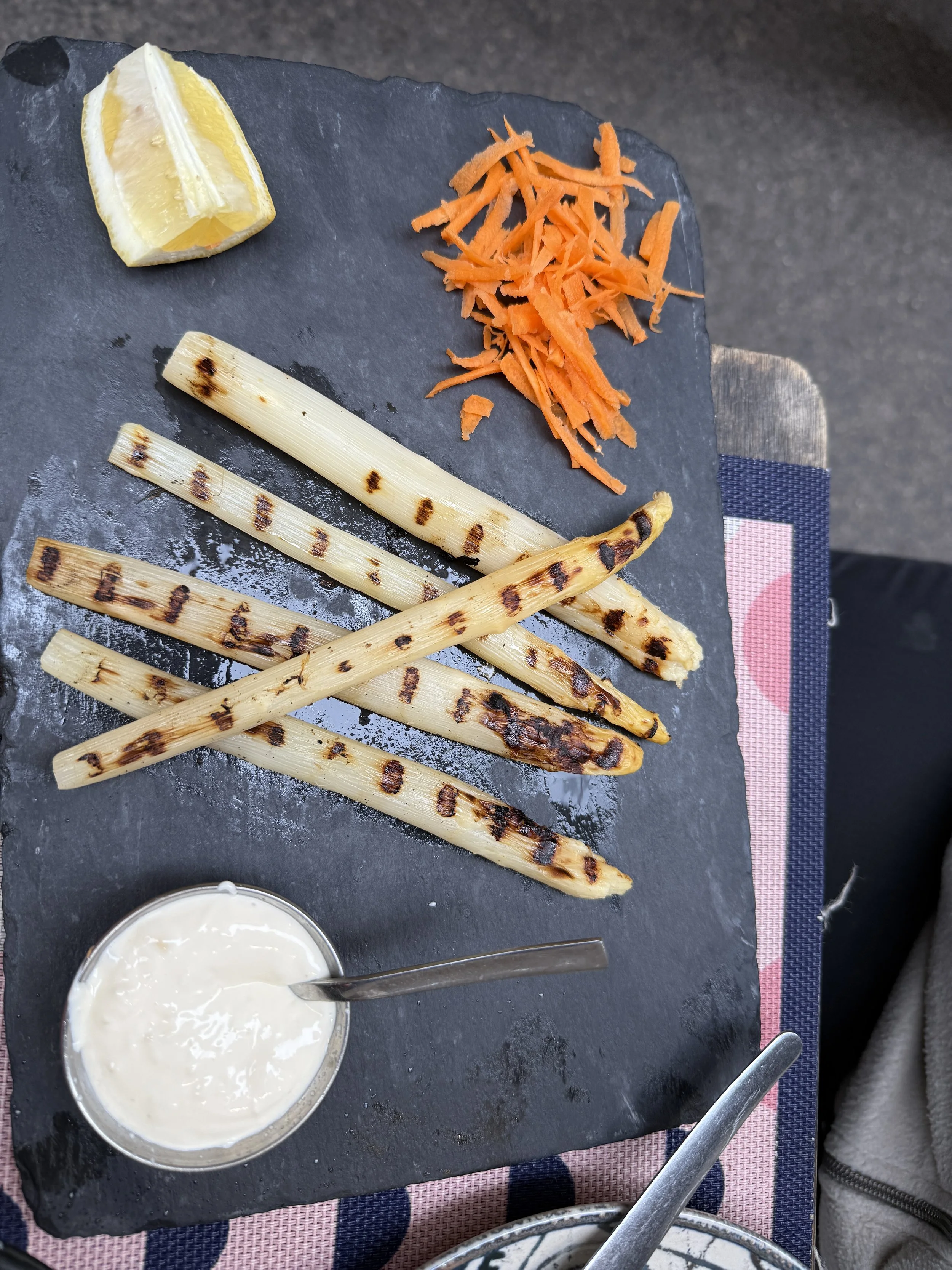 Grilled white aperagus