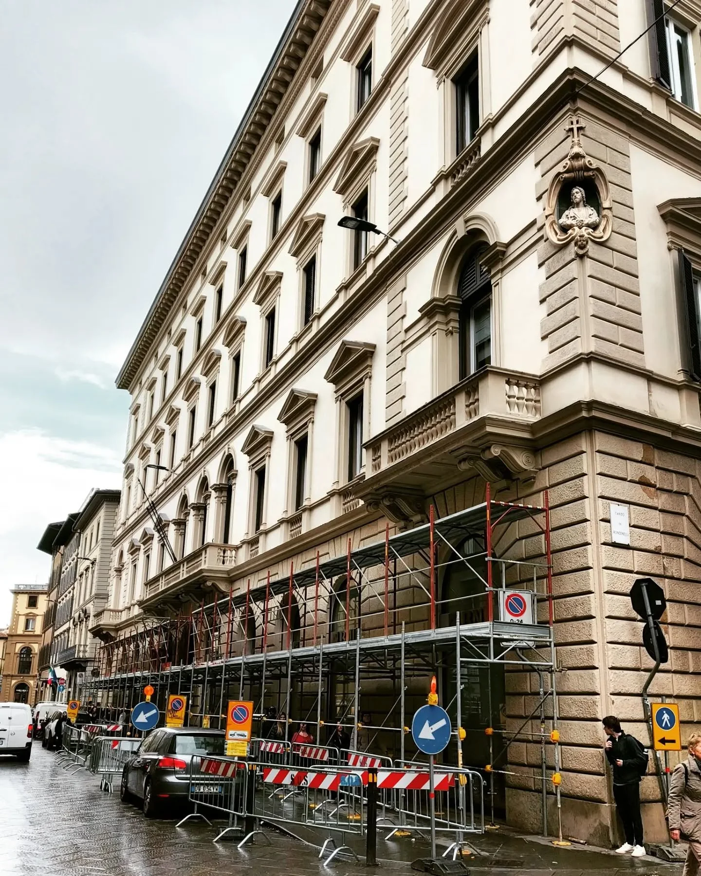 Iniziato oggi il cantiere di restauro delle facciate di Palazzo Brobinskoy a Firenze #restauration #aavvce #florence