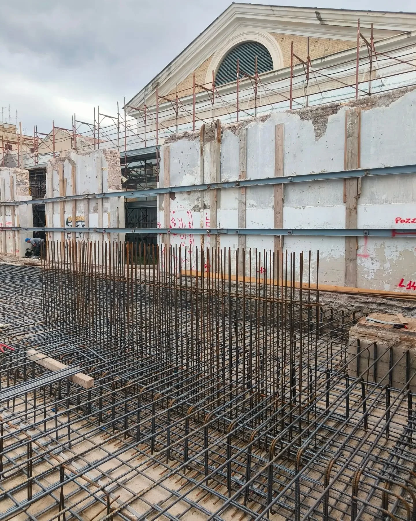 No, non &egrave; un'opera di #edoardotresoldi ma l'armatura della platea del Padiglione 14 del #exmattatoiotestaccio dedicato ai laboratori della Facolt&agrave; di Architettura di Roma Tre. Continua l'impegno di #aavv_ce in uno dei cantieri pi&ugrave