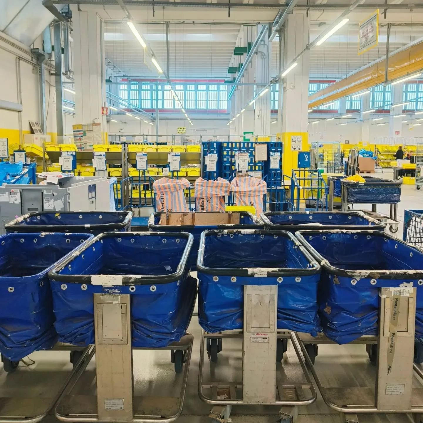 Oggi in cantiere al CMP di Modugno dove #aavv_ce &egrave; impegnato in una importante implementazione della Rete Corriere del centro meccanografico di #posteitaliane, coerentemente con il piano industriale 2025/2026 che sta ridisegnando la logistica 