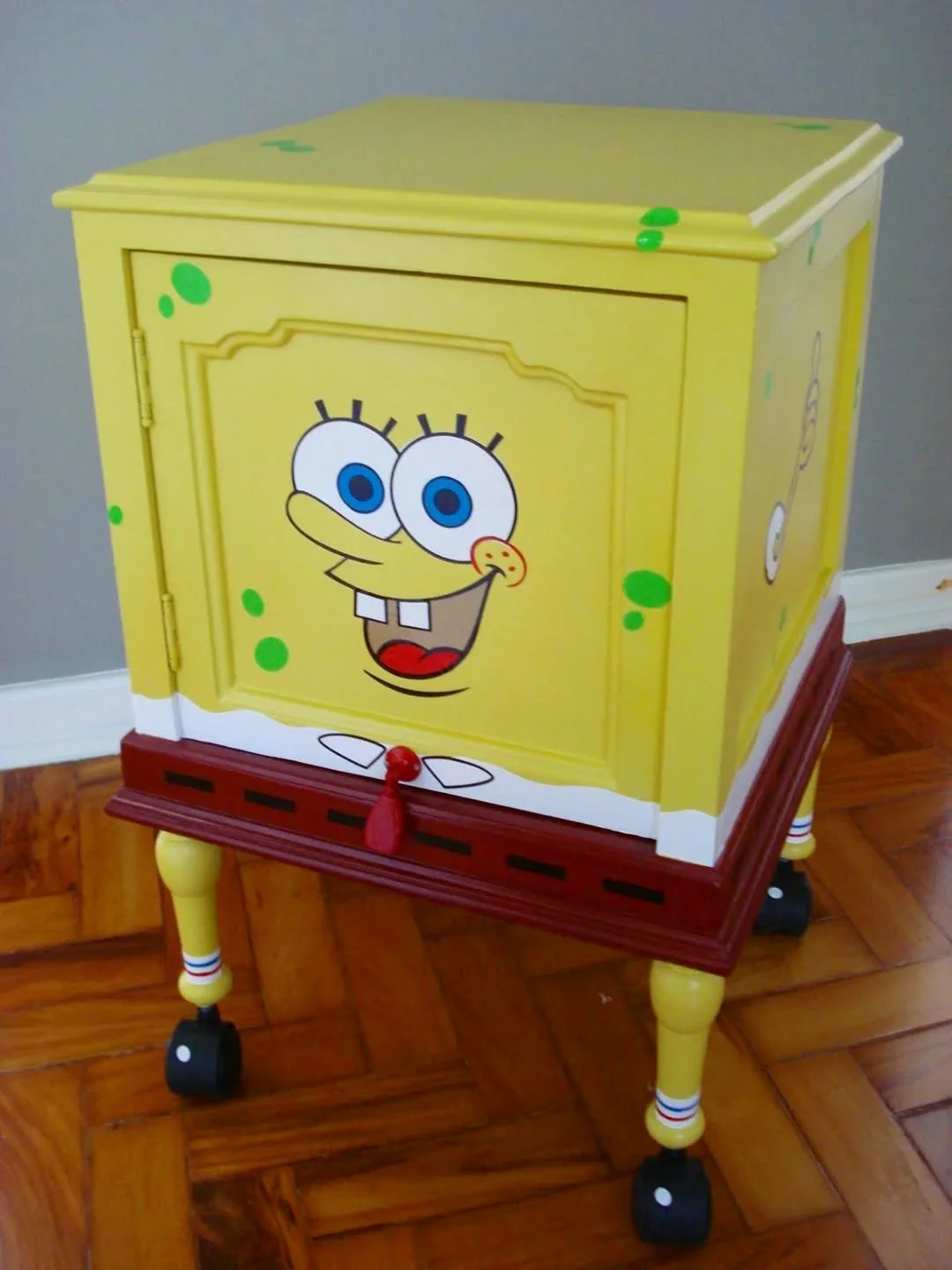 Vi o trailer do filme Bob Esponja e me lembrei dessa transforma&ccedil;&atilde;o que fiz nesse movelzinho de um  cliente publicit&aacute;rio. A cria&ccedil;&atilde;o &eacute; minha mas a execu&ccedil;&atilde;o foi de @grace.knoblauch.bossert