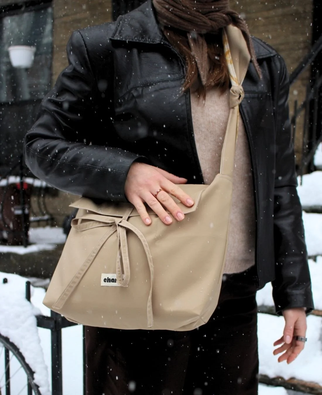 Charlie Hulin-Olivia-sac-bandouliere-imperméable-beige-4.jpg