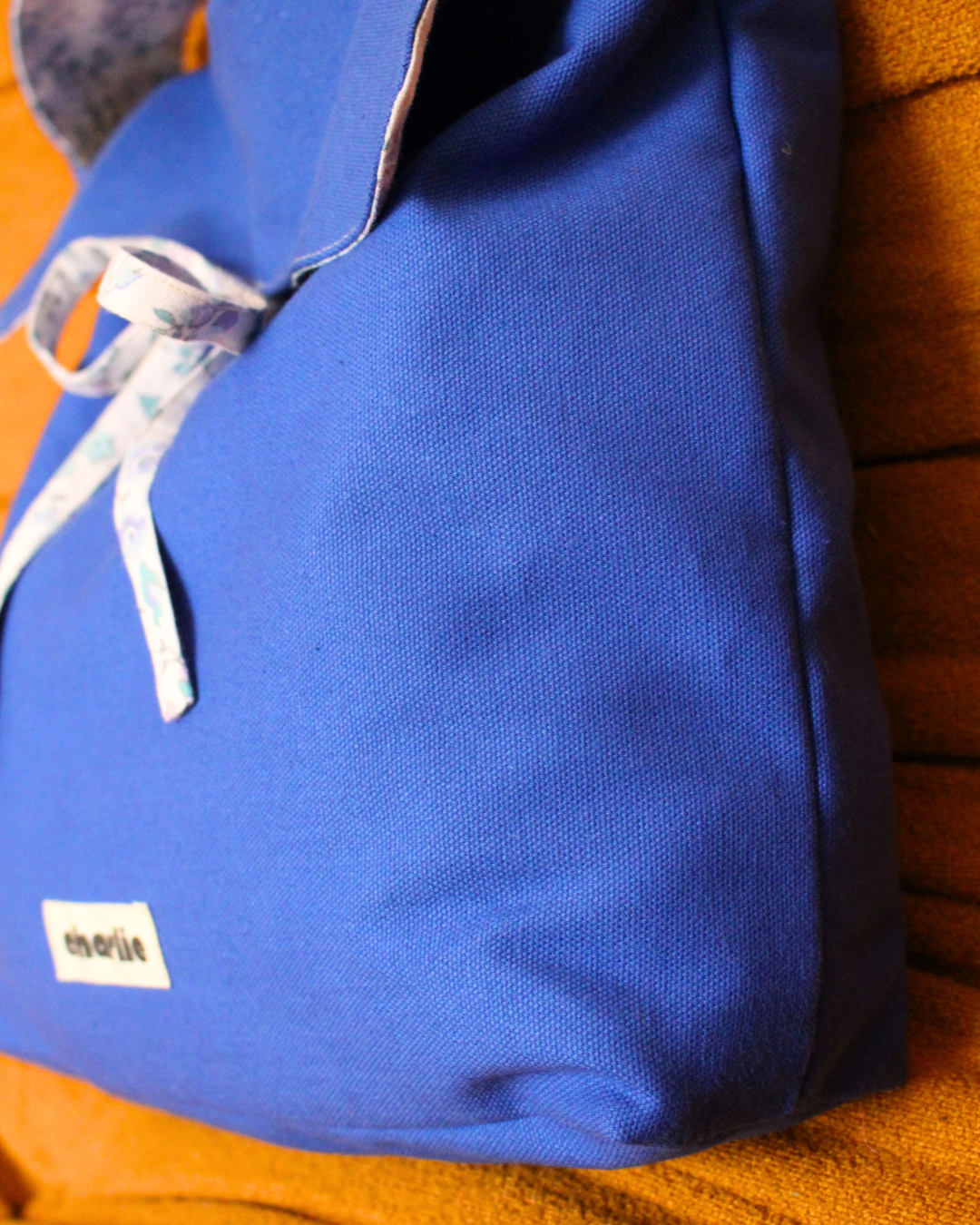audacieux-sac-bandouliàre-bleu-électrique-fleurs-6.png