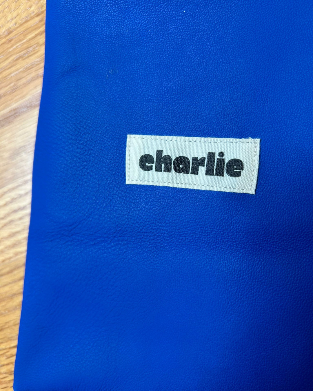 pochette-kindle-petit-livre-cuir-bleu-électrique-4.png