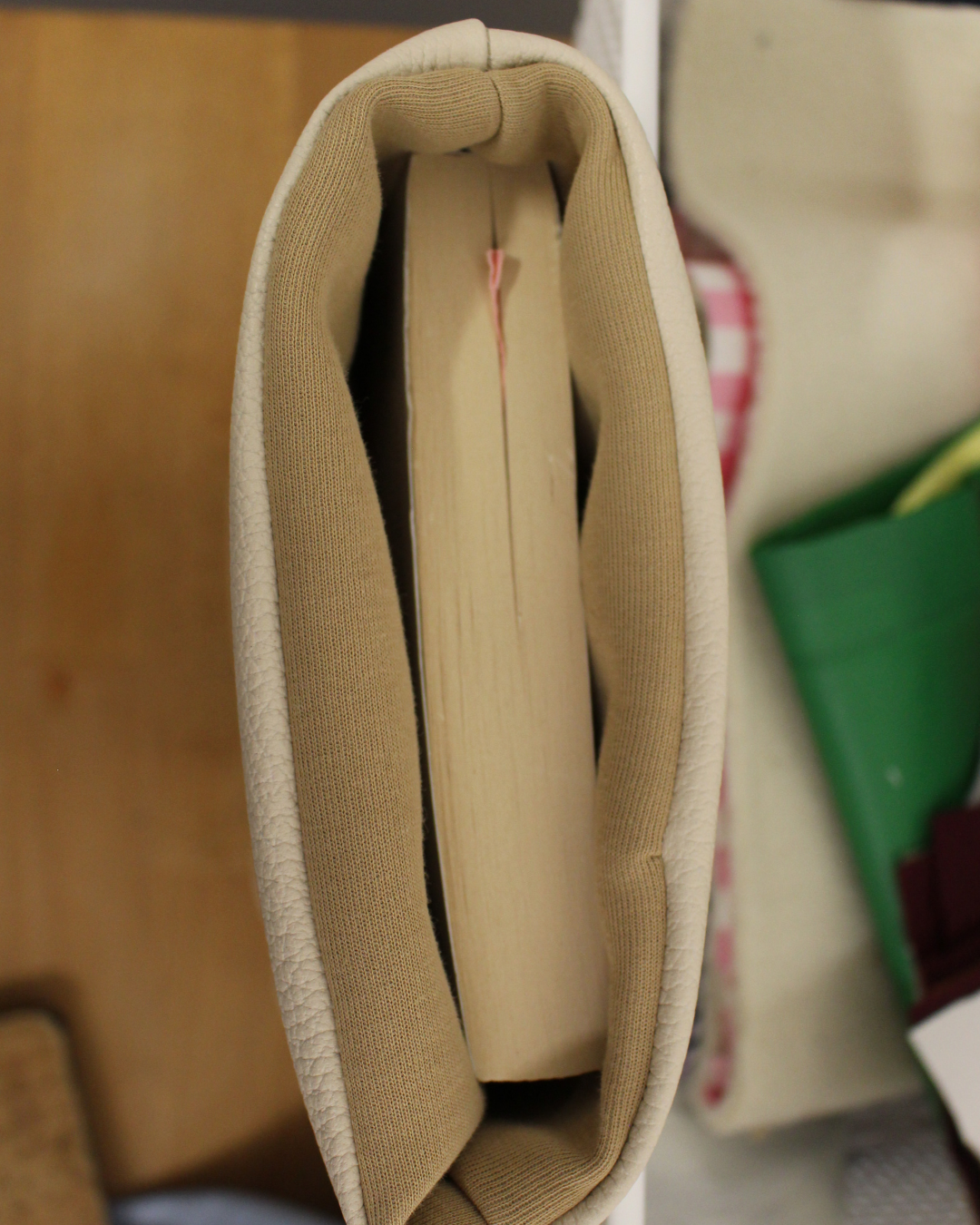 pochette-livre-grand-format-cuir-crac-creme-5.png