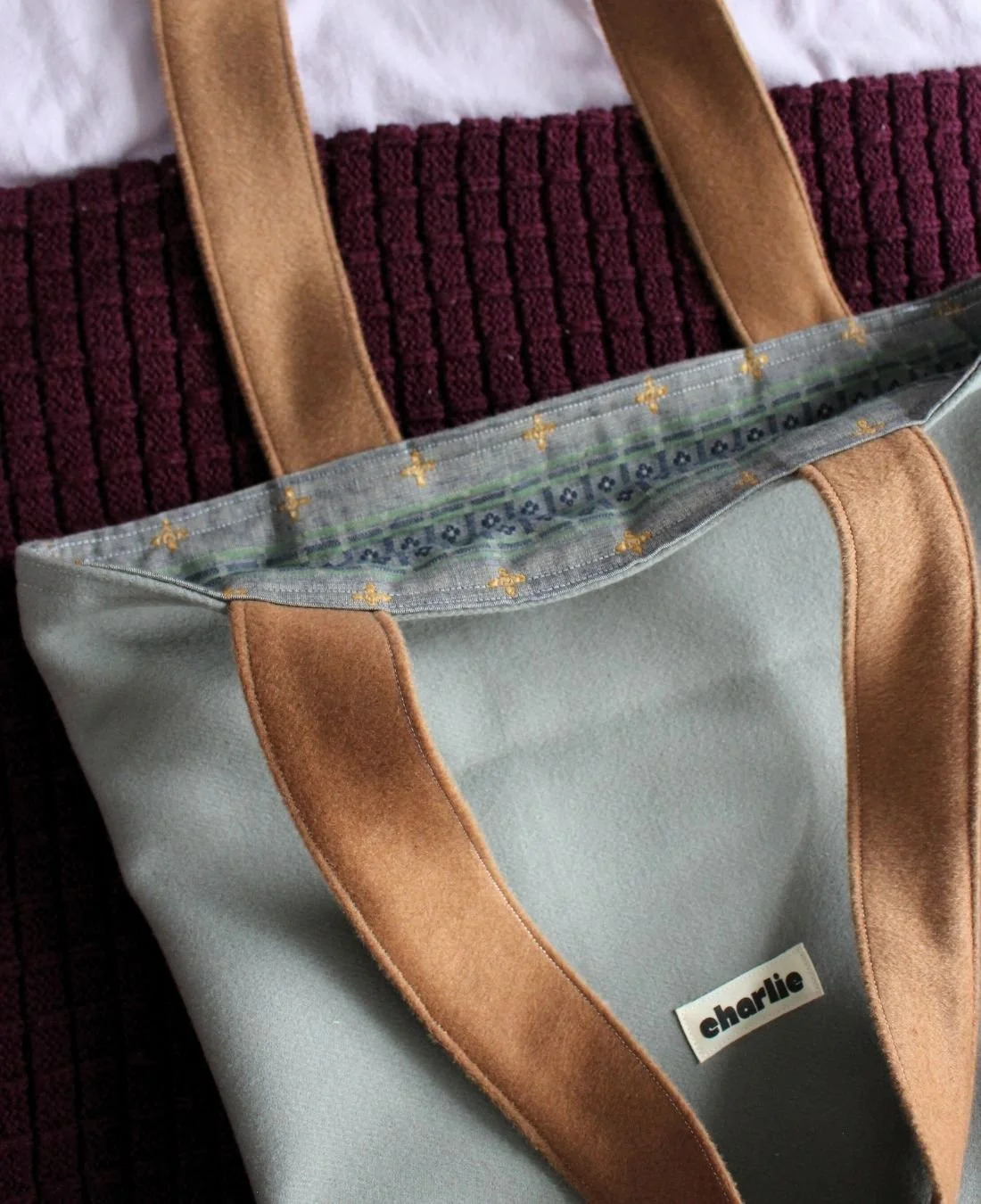 Charlie Hulin-Jane-sac-cabas-gris-camel-1.jpg
