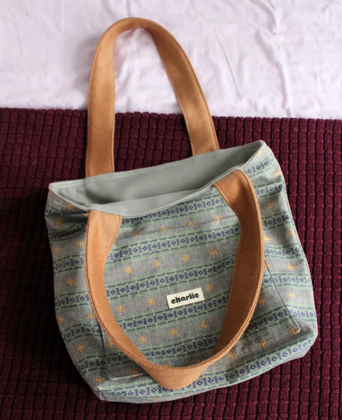 Charlie Hulin-Jane-sac-cabas-gris-camel-2.jpg