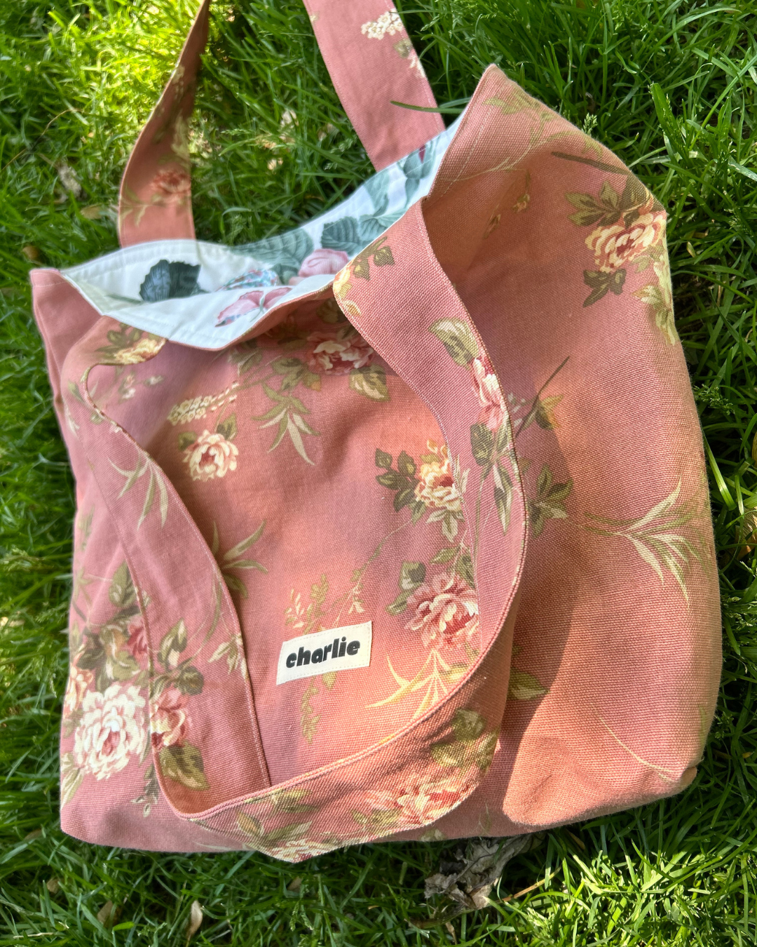 Le Tote-sac-réversible-rose-fleurs-5.png