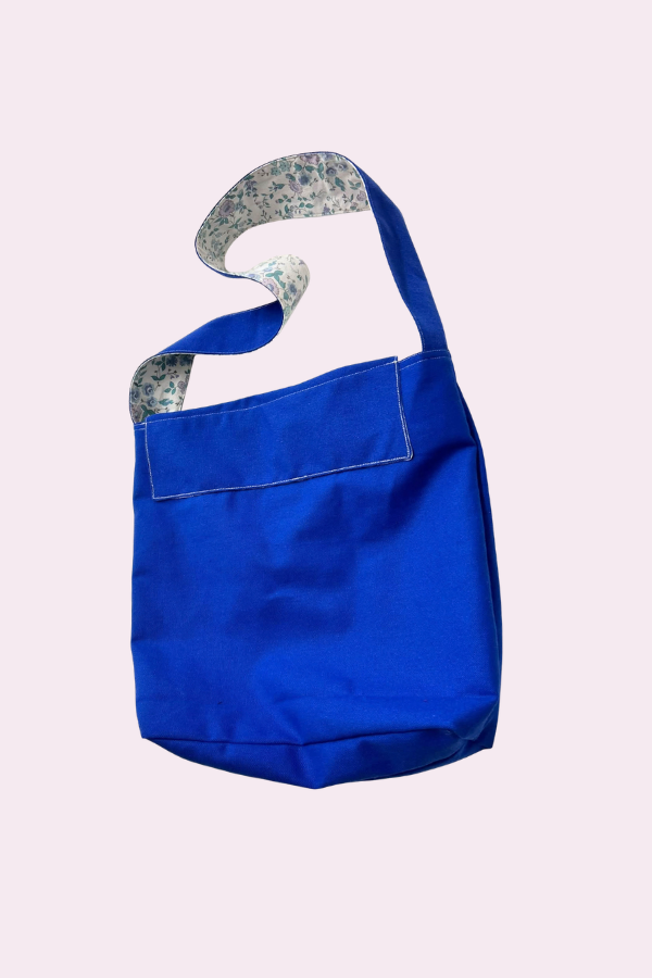 audacieux-sac-bandouliàre-bleu-électrique-fleurs-4.png