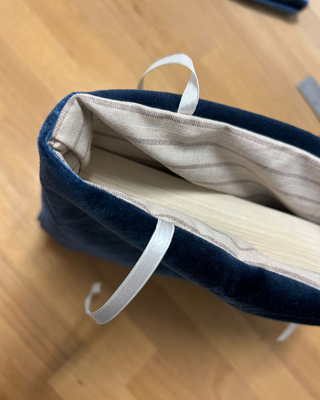 pochette-à-livre-coquette-velours bleu-5.png