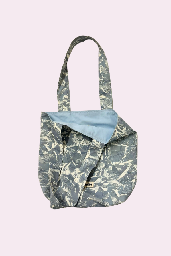 tote-imperméable-réversible-marbre-bleu-ciel-1.png