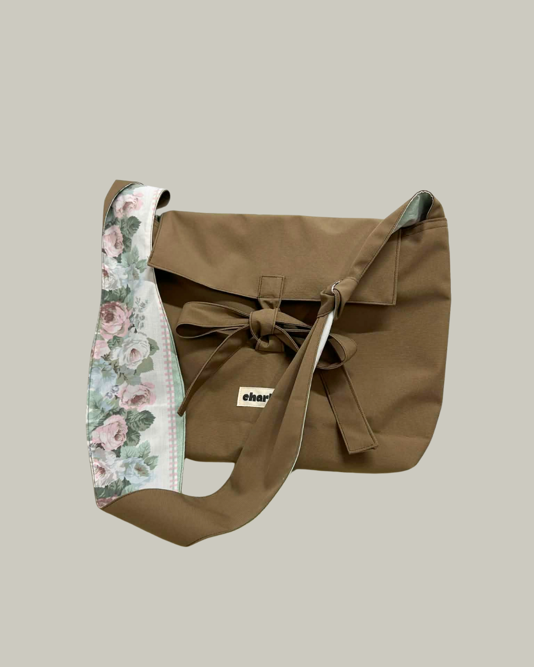 olivia-bandouliere-impermeable-brun-4.png