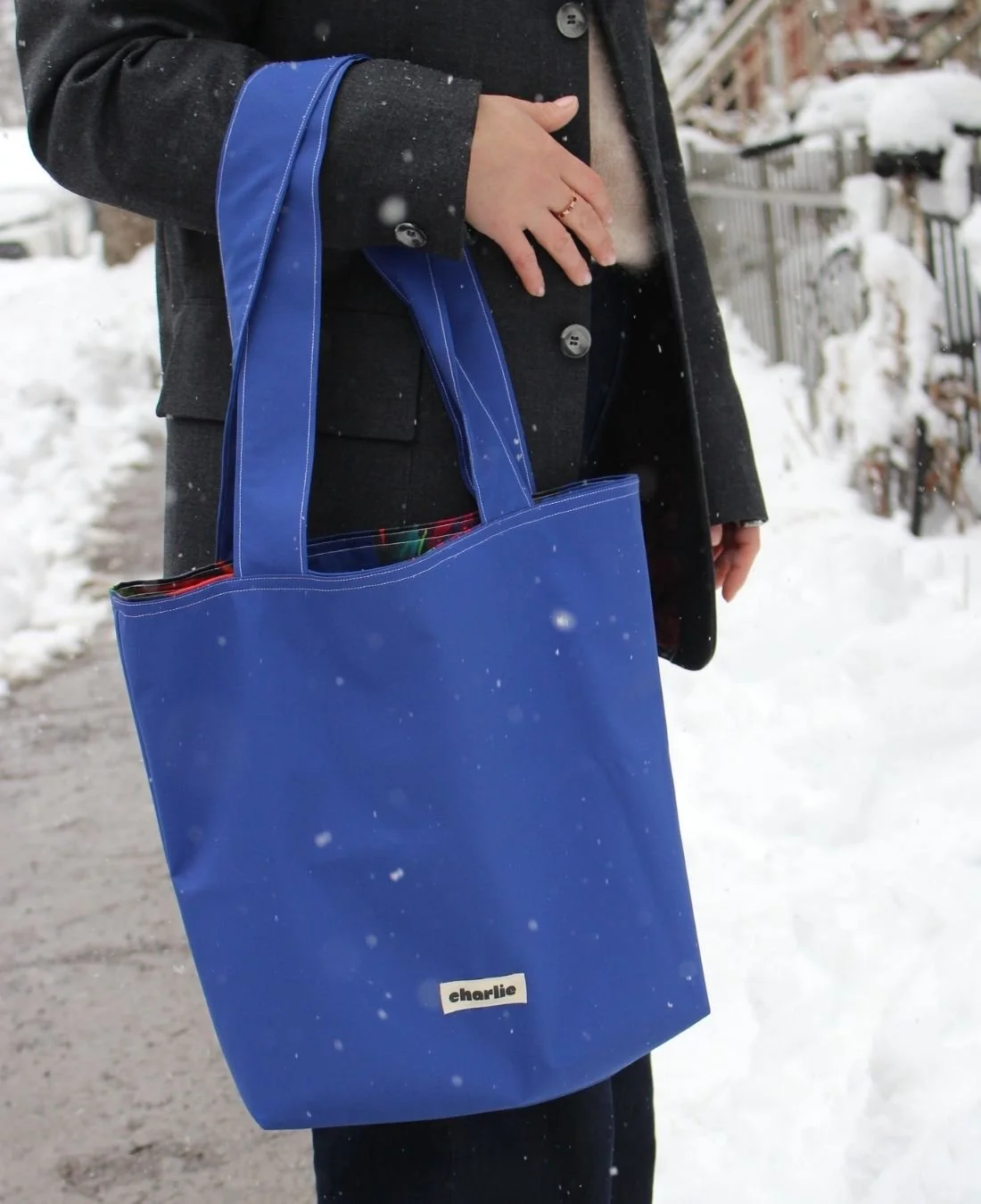 Charlie Hulin-tote-sac cabas-imperméable-bleu-fleurs-2.jpg
