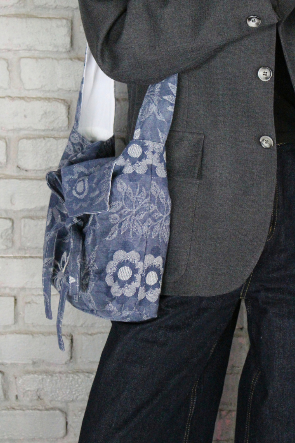 olivia-bandouliere-tissu-bleu-fleurs-3.png