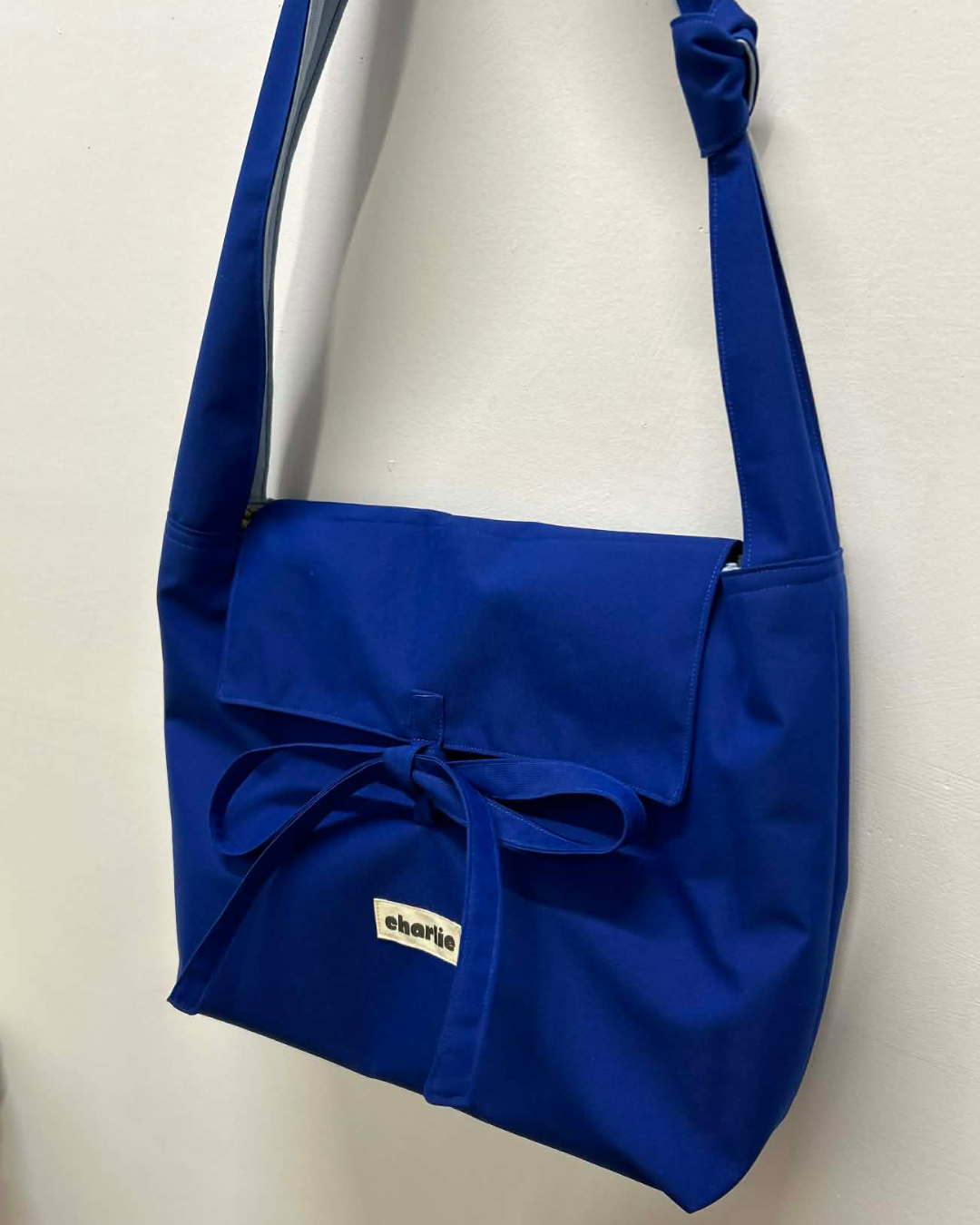 olivia-bandouliere-impermeable-bleu-électrique-9.png