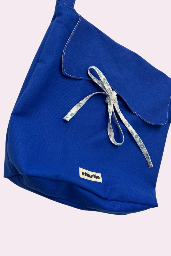 audacieux-sac-bandouliàre-bleu-électrique-fleurs-5.png