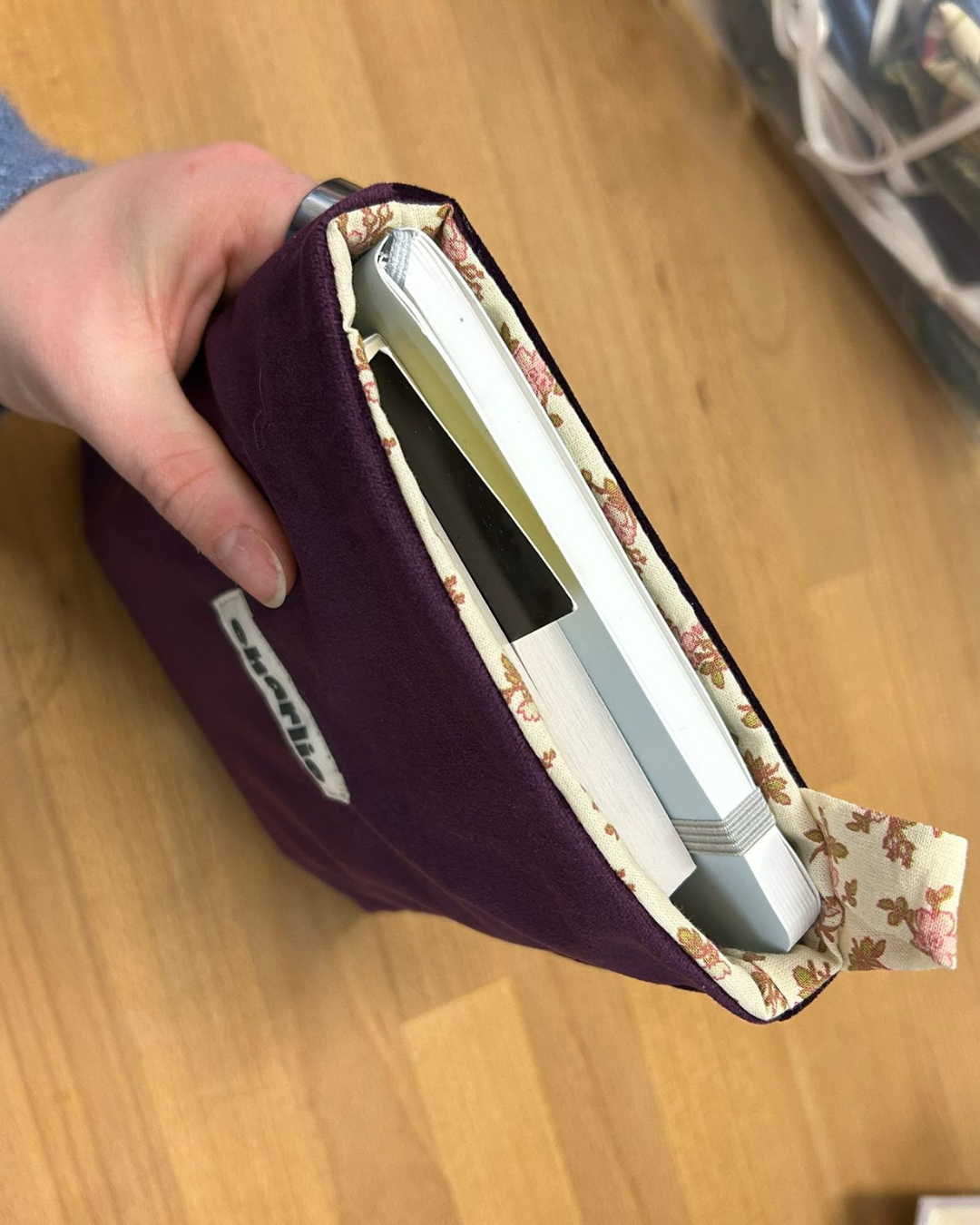 pochette-kindle-petit-livre-velours violet-2.png