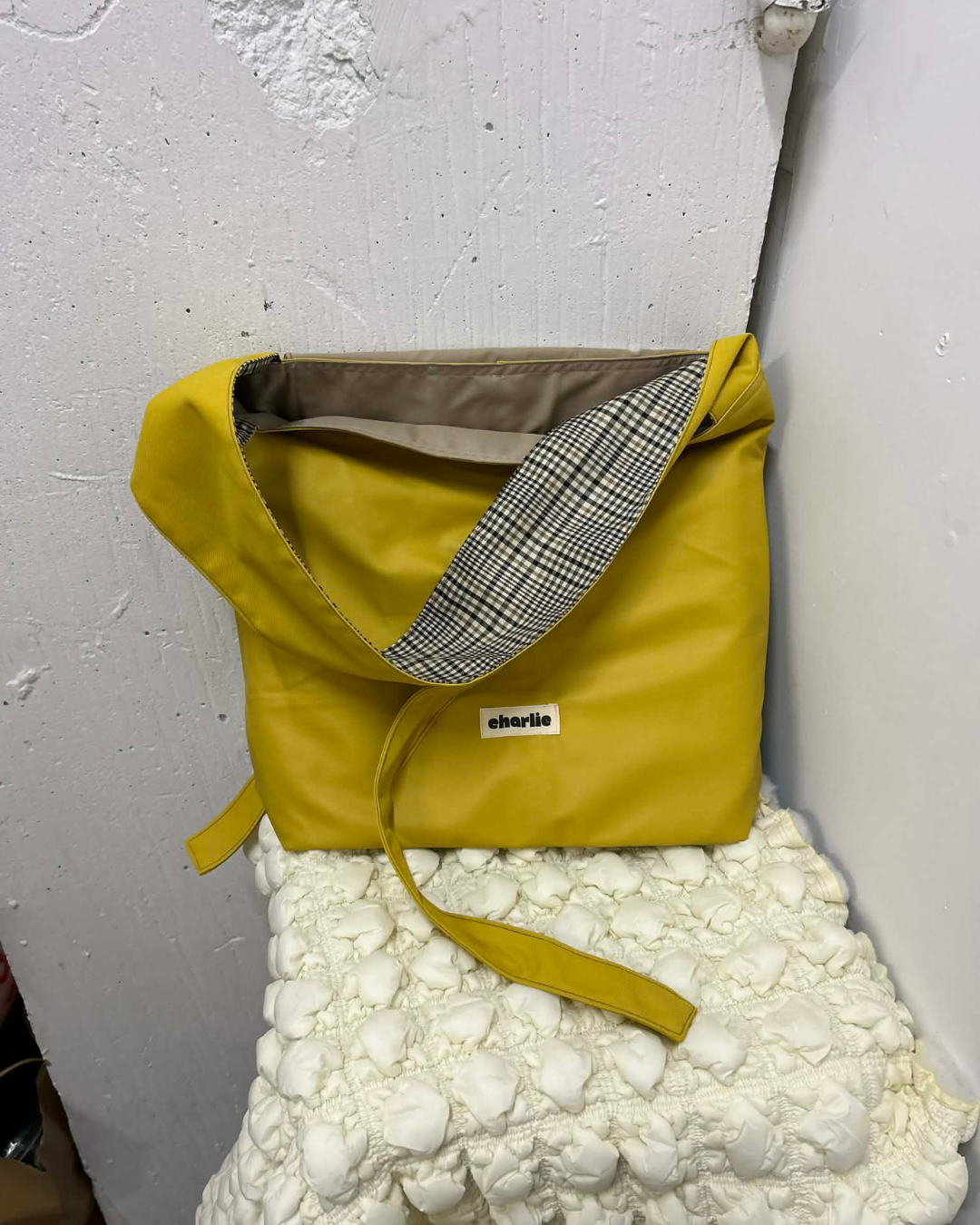 audacieux-sac-fermable-waterproof-jaune-carreau-6.png