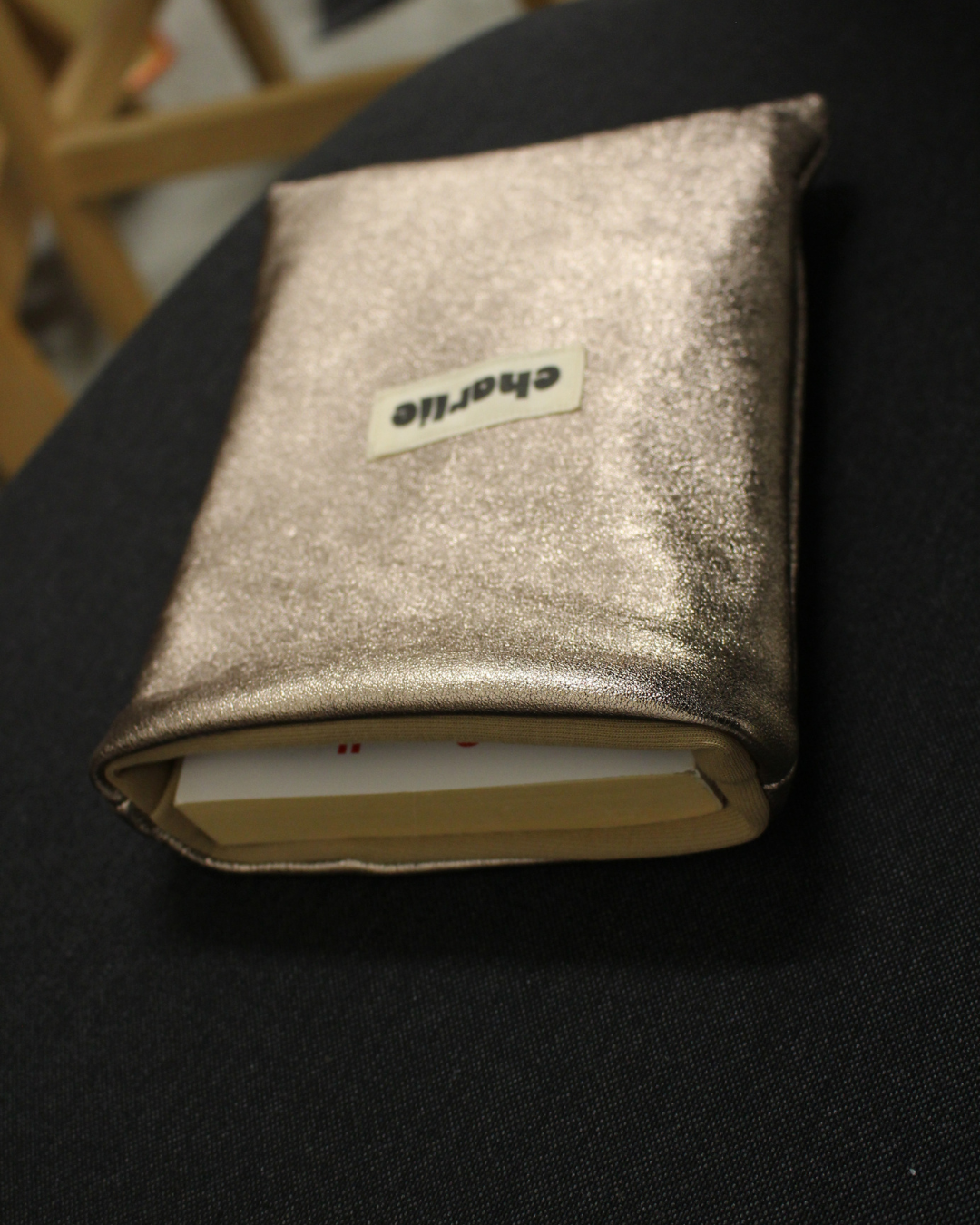 pochette-livre-petit-format-cuir-paillette-1.png