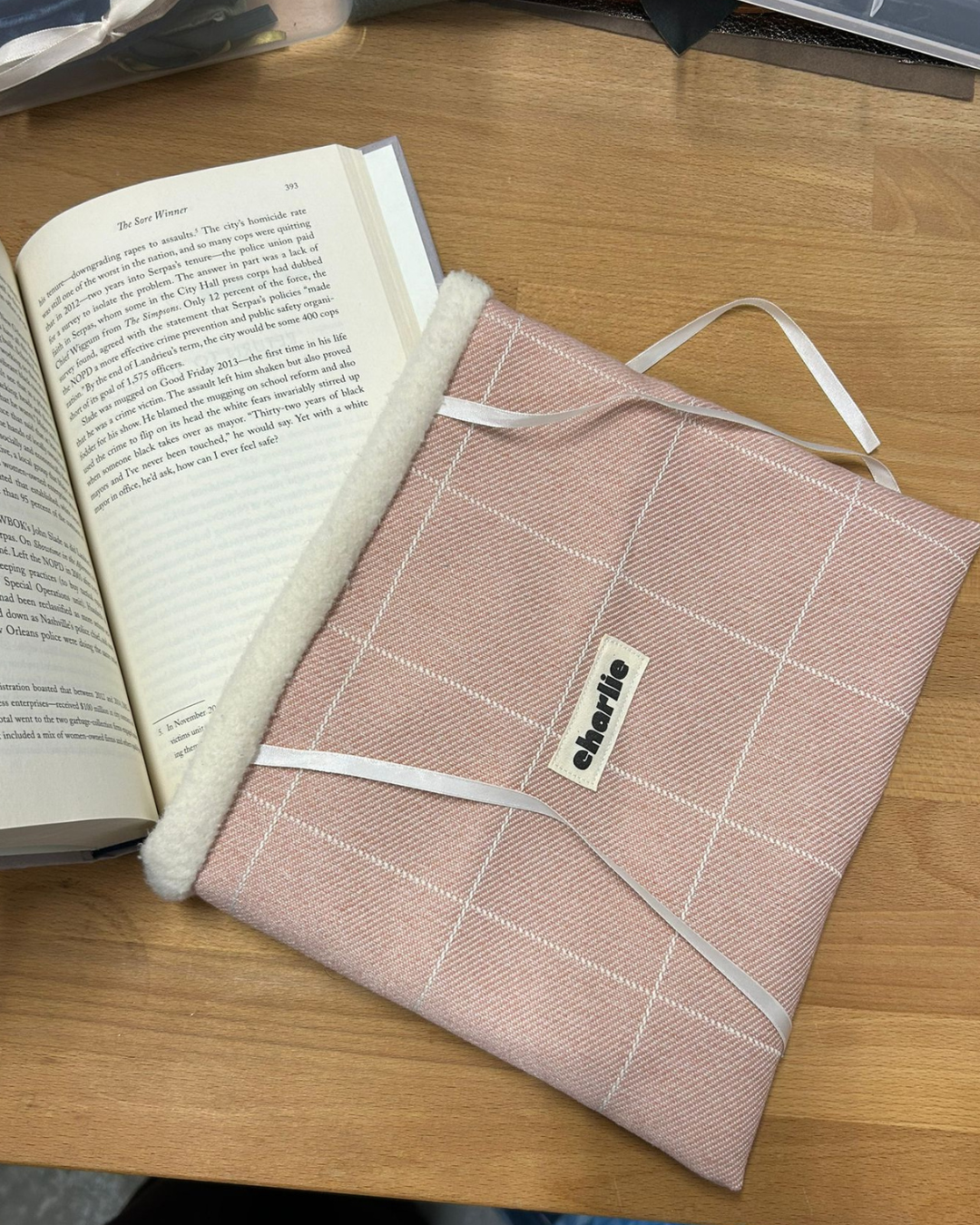pochette-à-livre-coquette-réversible-plaid-2.png