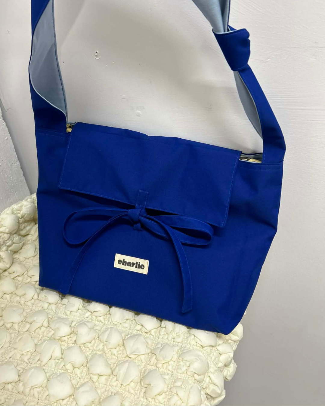 olivia-bandouliere-impermeable-bleu-électrique-4.png