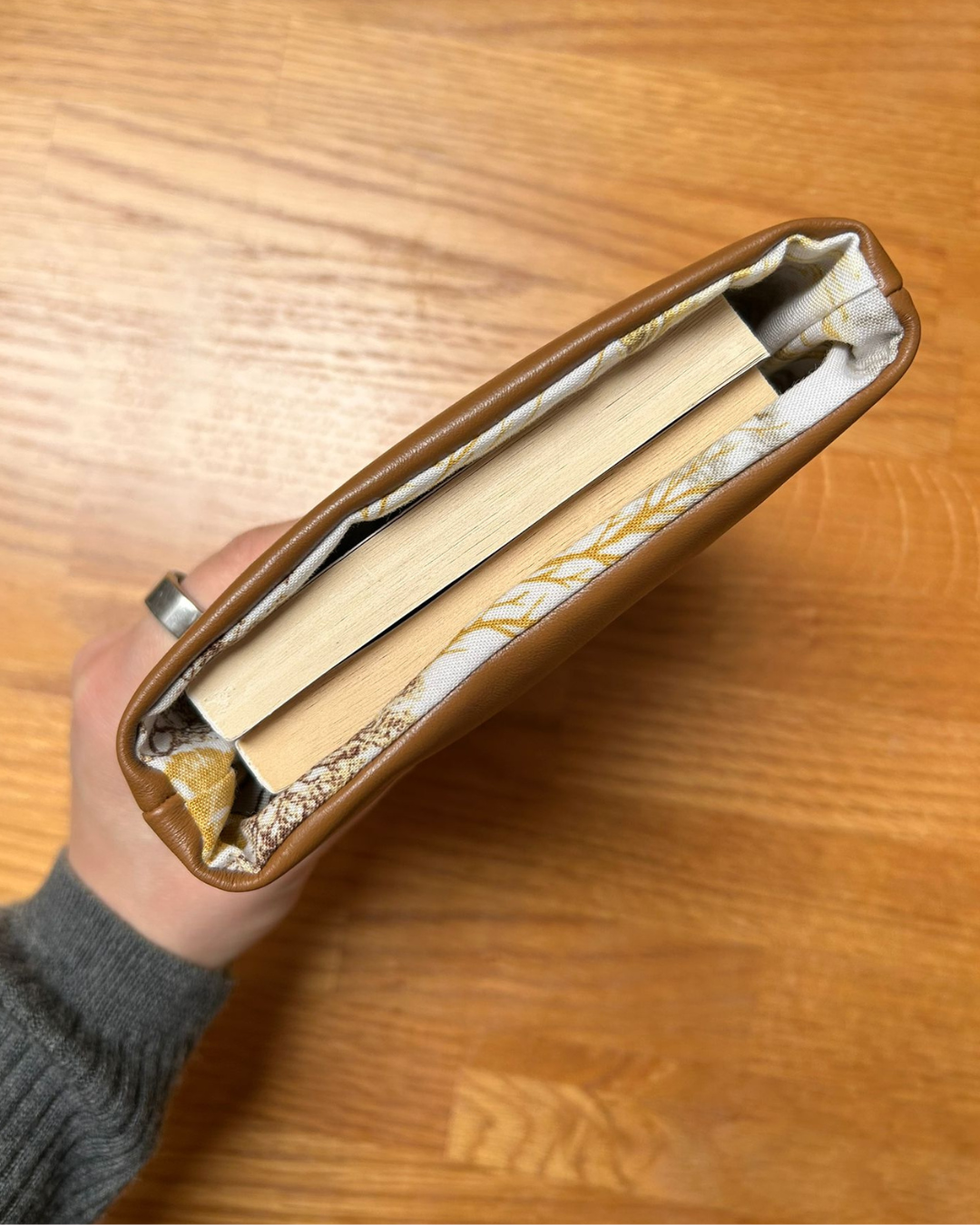 pochette-kindle-petit-livre-cuir-châtaigne-5.png