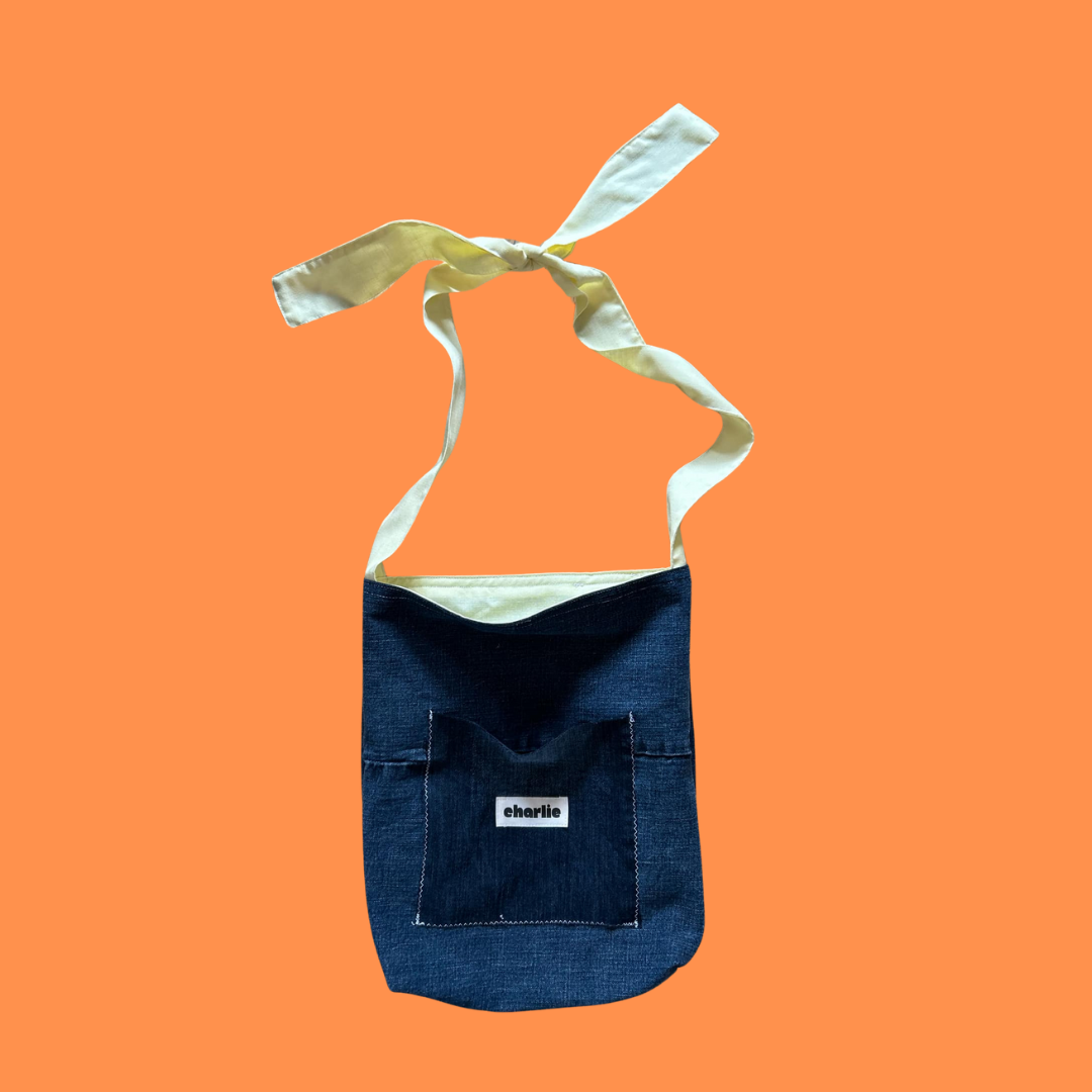 le-mini-sac-ajustable-réversible-jeans-jaune-sol-1.png