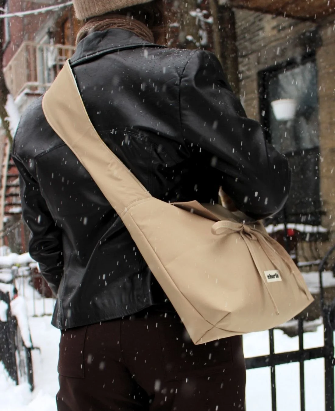 Charlie Hulin-Olivia-sac-bandouliere-imperméable-beige-7.jpg