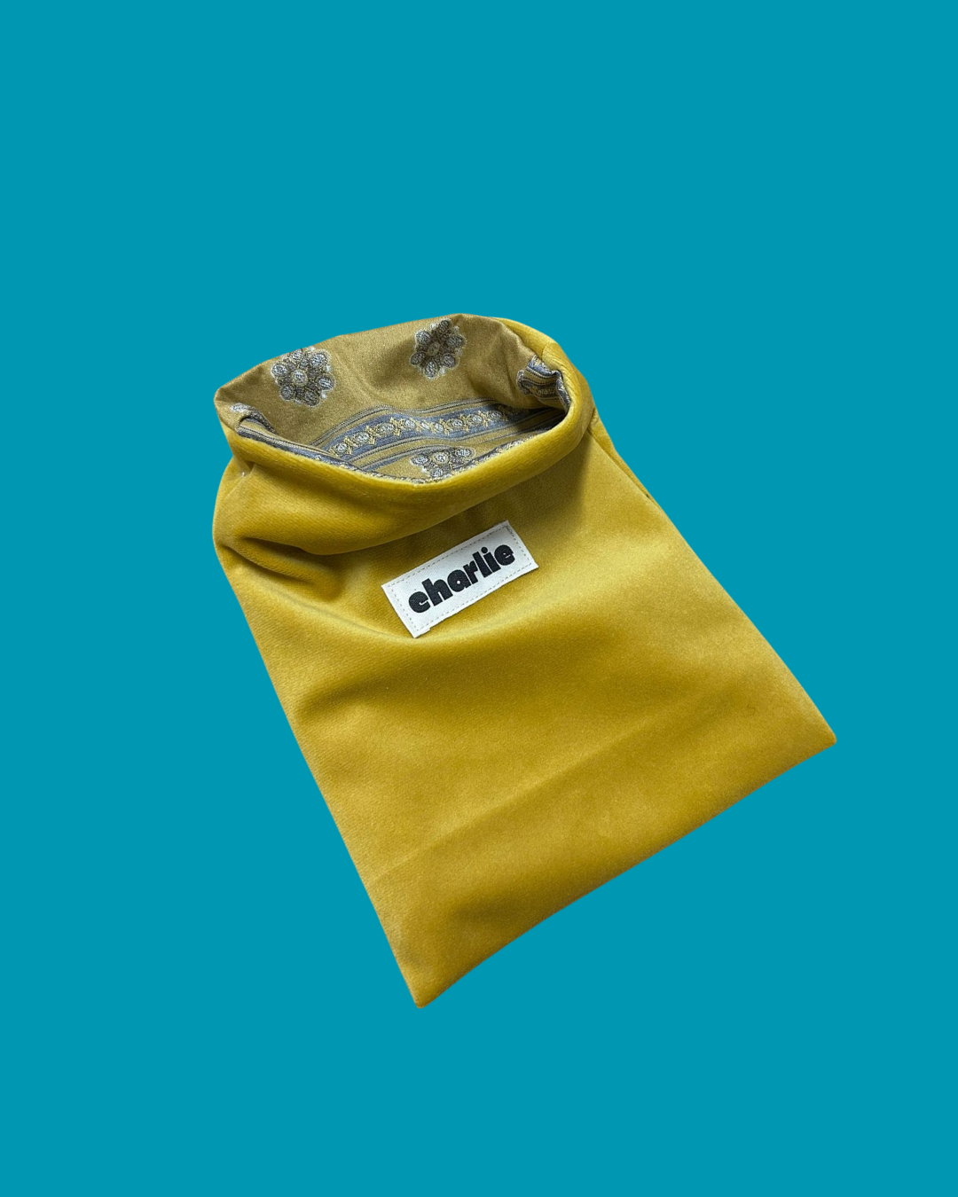 pochette-kindle-petit-livre-velours jaune-1.png