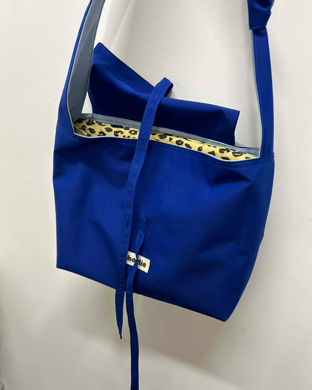 olivia-bandouliere-impermeable-bleu-électrique-8.png