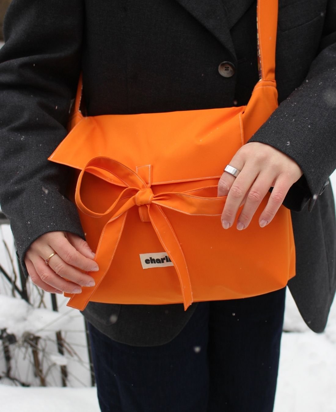 Charlie Hulin-Olivia-sac-bandouliere-imperméable-orange-1.jpg