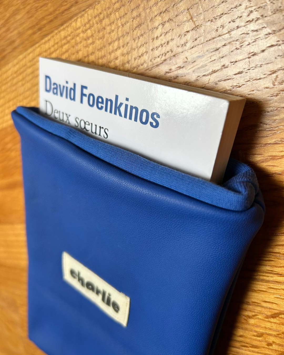pochette-kindle-petit-livre-cuir-bleu-électrique-3.png