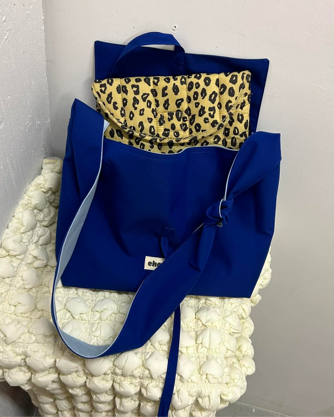 olivia-bandouliere-impermeable-bleu-électrique-5.png