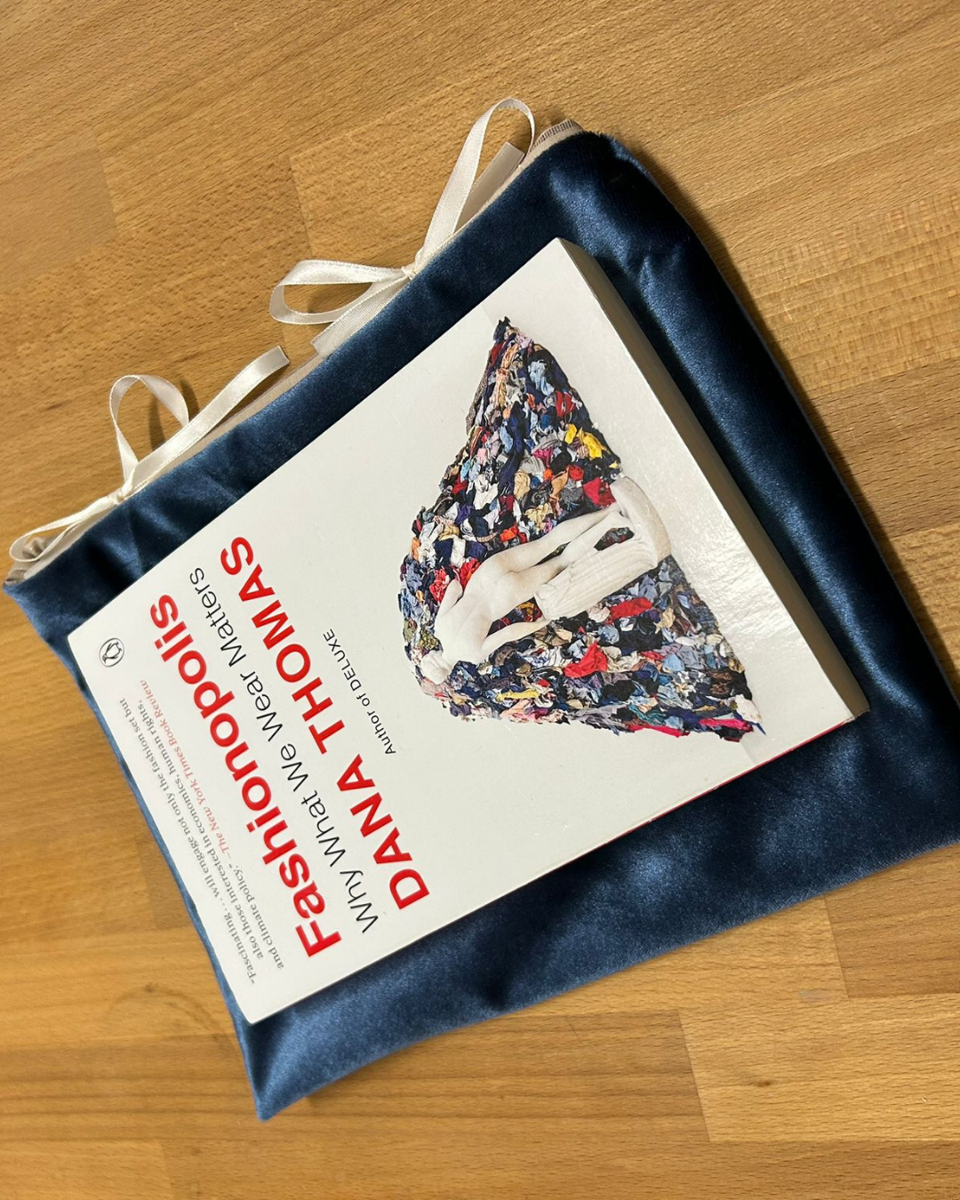 pochette-à-livre-coquette-velours bleu-3.png