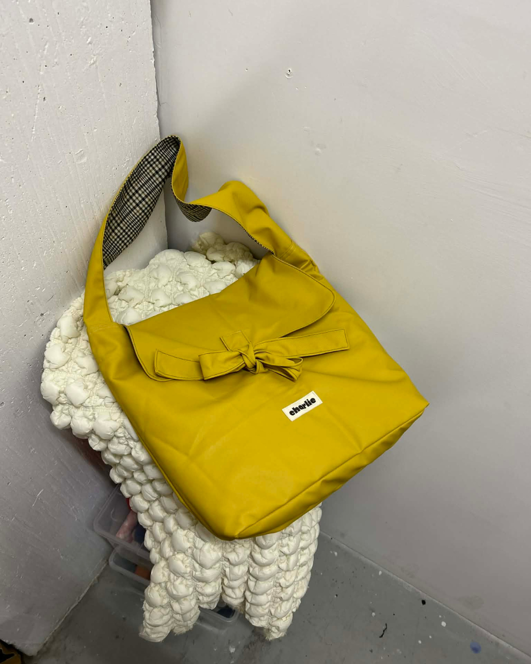 audacieux-sac-fermable-waterproof-jaune-carreau-8.png