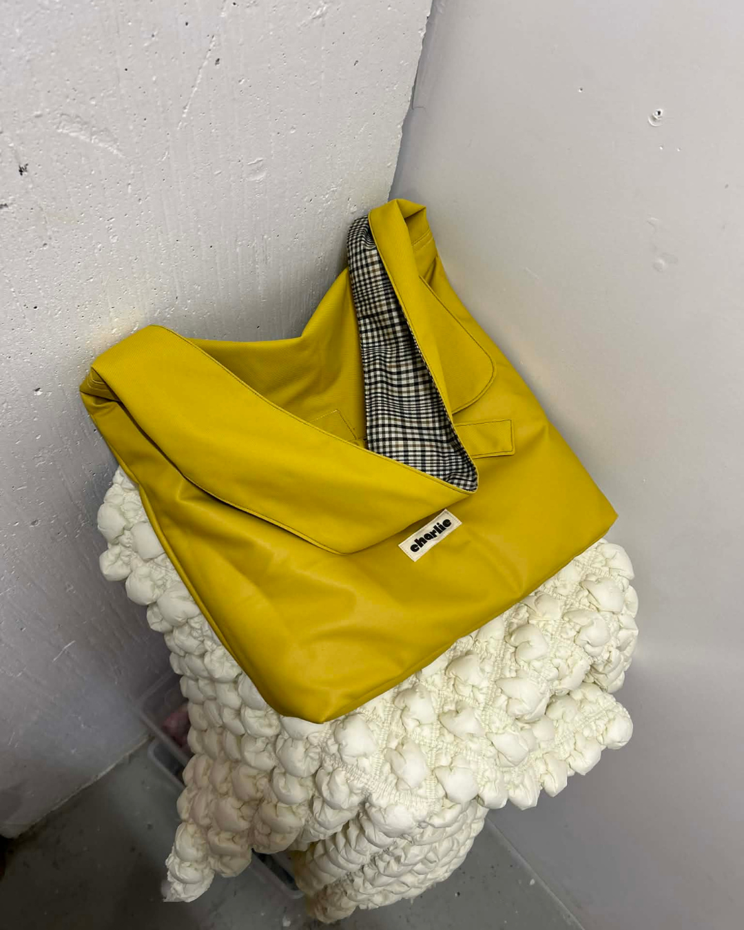 audacieux-sac-fermable-waterproof-jaune-carreau-5.png