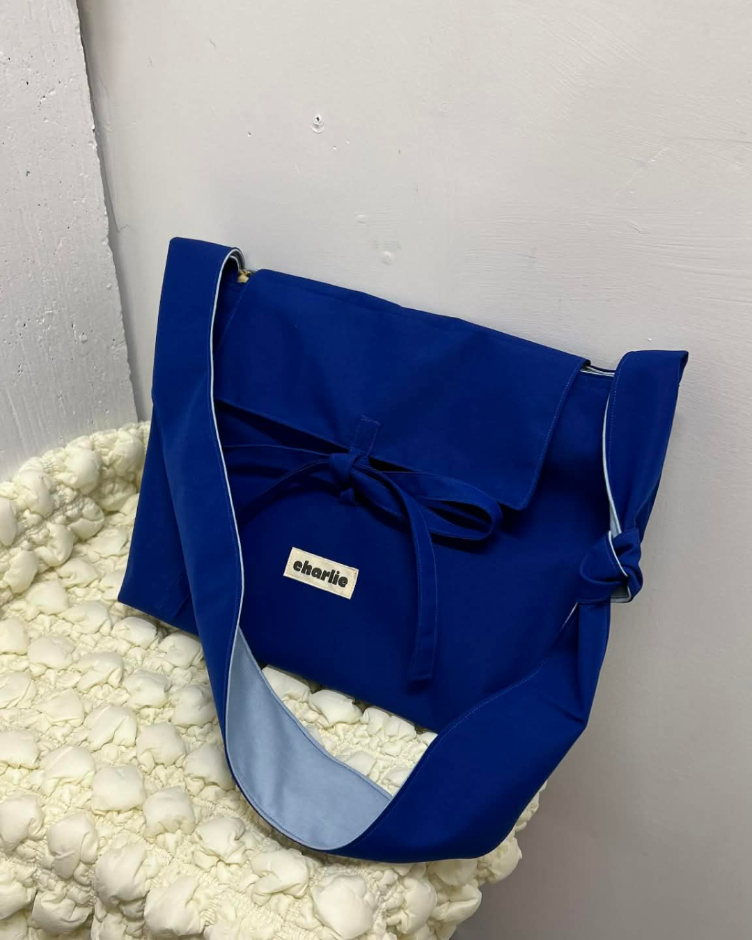 olivia-bandouliere-impermeable-bleu-électrique-10.png