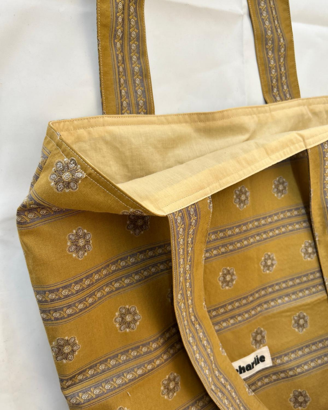 Le Tote-sac-réversible-doré-4.png