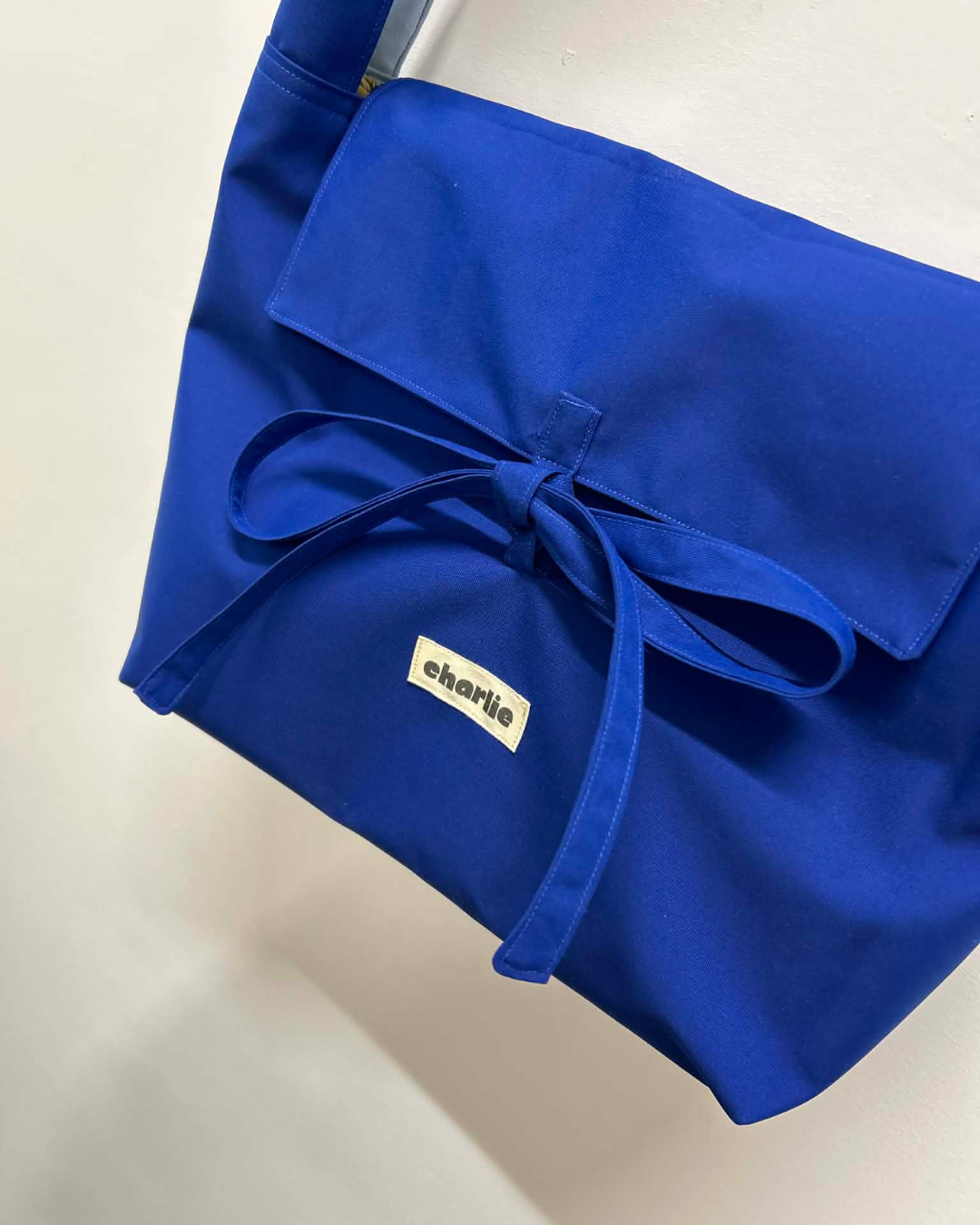 olivia-bandouliere-impermeable-bleu-électrique-7.png