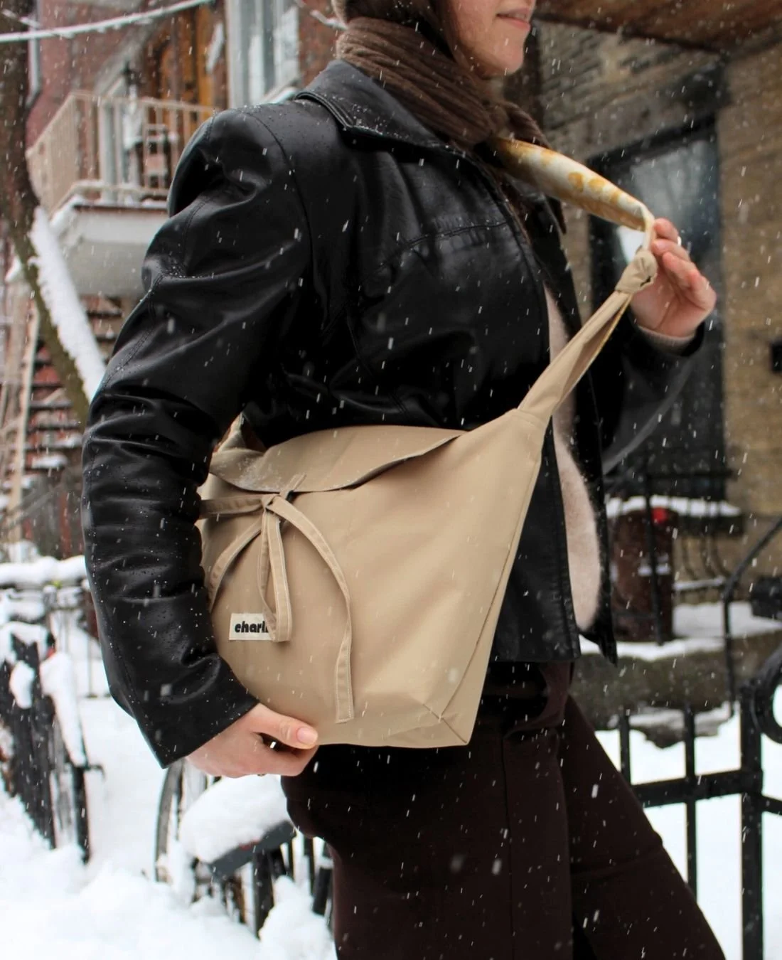 Charlie Hulin-Olivia-sac-bandouliere-imperméable-beige-6.jpg
