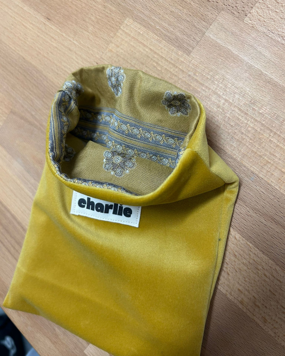 pochette-kindle-petit-livre-velours jaune-3.png